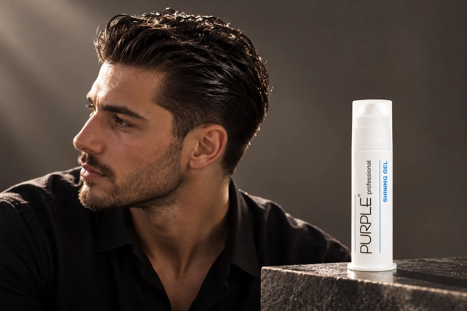 Parlak, geriye taranmış ıslak görünümlü saçlı erkek ve Purple Shining Gel şişesi
